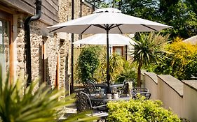 Corn Barn At East Trenean Farm -Luxury Cornish Barn Conversion Sleeping 8 With Hot Tub, Private Garden, Rural Views And Ev Facilities